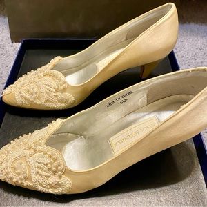 Vintage (1992) Jessica McClintock ivory satin pumps with exquisite beading